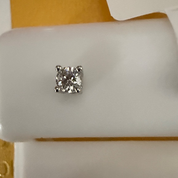 Moissanite NWT 3.0 mm 0.2 ct Silver Stud Earrings - Picture 2 of 5